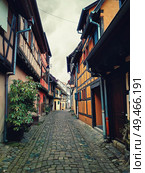 Narrow streets of the old Eguisheim village with half-timbered medieval houses along the famous wine route in Alsace, France. Стоковое фото, агентство Ingram Publishing / Фотобанк Лори