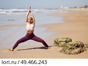 Caucasian woman practicing yoga at seashore. Young female raising arms in the beach in Cadiz, Andalusia, Spain.. Caucasian blonde woman practicing yoga in the beach. Стоковое фото, агентство Ingram Publishing / Фотобанк Лори