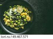 Close up of potatoes and green asparagus salad with edamame soybeans in black bowl, top view with copy space. Healthy vegetarian food concept. Стоковое фото, агентство Ingram Publishing / Фотобанк Лори