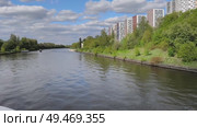 Корабль плывет по каналу имени Москвы. Речной туризм. Редакционное видео, видеограф Мария Сергеева / Фотобанк Лори