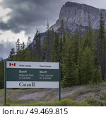 Information sign of Banff National Park, David Thompson Highway, Clearwater County, Alberta, Canada. Стоковое фото, агентство Ingram Publishing / Фотобанк Лори