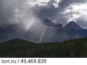 Clouds over mountain, Saskatchewan River Crossing, Icefields Parkway, Jasper, Alberta, Canada. Стоковое фото, агентство Ingram Publishing / Фотобанк Лори