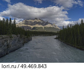 North Saskatchewan River with mountains in the background, Icefields Parkway, Jasper, Alberta, Canada. Стоковое фото, агентство Ingram Publishing / Фотобанк Лори