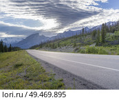 Highway with mountains in the background, North Saskatchewan River, David Thompson Highway, Clearwater County, Alberta, Canada. Стоковое фото, агентство Ingram Publishing / Фотобанк Лори