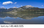 Reflection of mountains in Jasper Lake, Yellowhead Highway, Jasper National Park, Jasper, Alberta, Canada. Стоковое фото, агентство Ingram Publishing / Фотобанк Лори