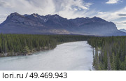 River with mountains in the background, North Saskatchewan River, David Thompson Highway, Clearwater County, Alberta, Canada. Стоковое фото, агентство Ingram Publishing / Фотобанк Лори