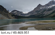 Lake in front of mountains, Bow Lake, Improvement District 9, Banff National Park, Jasper, Alberta, Canada. Стоковое фото, агентство Ingram Publishing / Фотобанк Лори