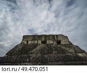 Low angle view of ruins of Mayan pyramid, Ancient Mayan Archaeological Site, San Jose Succotz, Cayo District, Belize. Стоковое фото, агентство Ingram Publishing / Фотобанк Лори