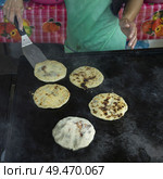 Person baking Pupusas, a traditional flatbread, San Ignacio, Belize. Стоковое фото, агентство Ingram Publishing / Фотобанк Лори