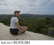 Woman at Ancient Mayan Archaeological Site, San Jose Succotz, Cayo District, Belize. Стоковое фото, агентство Ingram Publishing / Фотобанк Лори