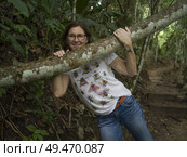 Happy woman posing with tree in forest, Chaa Creek Road, Chaa Creek Nature Reserve, San Ignacio, Belize. Стоковое фото, агентство Ingram Publishing / Фотобанк Лори