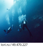 Scuba divers underwater, The Great Blue Hole, Belize Barrier Reef, Lighthouse Reef, Belize. Стоковое фото, агентство Ingram Publishing / Фотобанк Лори