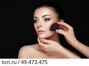Makeup artist applies skintone. Beautiful woman face. Perfect makeup. Skincare foundation. Sponge makeup artist. Стоковое фото, агентство Ingram Publishing / Фотобанк Лори
