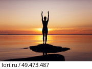 caucasian fitness woman practicing yoga on the beach at sunset. caucasian fitness woman practicing yoga. Стоковое фото, агентство Ingram Publishing / Фотобанк Лори