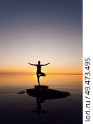 caucasian fitness woman practicing yoga on the beach at sunset. caucasian fitness woman practicing yoga. Стоковое фото, агентство Ingram Publishing / Фотобанк Лори
