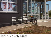 Велосипедная парковка около супермаркета "Пятёрочка" 5, проспект Героев, 5Б. Город Балаково, Саратовская область, Россия. Редакционное фото, фотограф Неведицына Елена / Фотобанк Лори