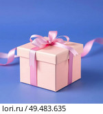Pink gift box on purple background. Стоковое AI-изображение, AI-художник Анастасия / Фотобанк Лори