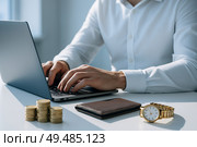 Успешный бизнесмен работает за ноутбуком: финансы, инвестиции, время - на столе деньги, кошелек, часы. Стоковое AI-изображение, AI-художник Оксана Хорватич / Фотобанк Лори