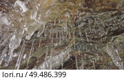 Icicles in cave on Baikal lake. Стоковое видео, видеограф Михаил Коханчиков / Фотобанк Лори