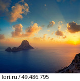 Es Vedra islet sunset in Sant Josep of Balearic Islands. Стоковое фото, агентство Ingram Publishing / Фотобанк Лори