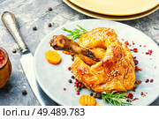Chicken legs in pastry.Chicken leg in puff pastry on plate. Chicken drumstick baked in dough. Стоковое фото, агентство Ingram Publishing / Фотобанк Лори