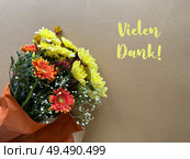 Thank you or Vielen Dank in German, Floral Bouqet with Yellow and Orange Flowers on Brown Background. Стоковое фото, фотограф Аnna Ivanova / Фотобанк Лори