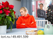 Upset adult woman ignoring her daughter. Стоковое фото, фотограф Яков Филимонов / Фотобанк Лори