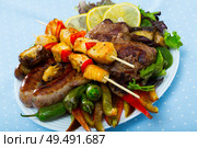 Bulgarian cuisine meshana scara with different grilled meat and vegetables. Стоковое фото, фотограф Яков Филимонов / Фотобанк Лори