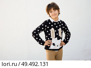 Nice seven years old girl with short hair smiling on camera on a white wall.. Seven years old girl with short hair smiling on a white wall. Стоковое фото, агентство Ingram Publishing / Фотобанк Лори