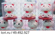 Osaka, Japan - Sep 21 2024, 4k, Close-up view of the statuettes of Maneki-neko cats shaking their heads in the shop window, Osaka, Japan. Стоковое видео, видеограф Сергей Богомяко / Фотобанк Лори