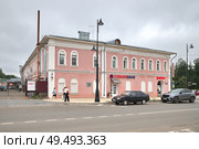 Город Углич, Ярославская область. Успенская площадь, 3/2/1. Совкомбанк. Золотое кольцо России (2024 год). Редакционное фото, фотограф Елена Коромыслова / Фотобанк Лори