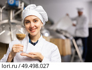 Female brewmaster holding glass of malt seeds. Стоковое фото, фотограф Яков Филимонов / Фотобанк Лори