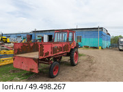 Старый колёсный трактор Т-16, тракторное шасси, ремонтируется на ферме. Городищенский район, Волгоградская область, Россия. (2024 год). Редакционное фото, фотограф Андрей Цыганков / Фотобанк Лори