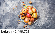 Baked apples with cinnamon and nuts.Autumn food. Red baked apples. Стоковое фото, агентство Ingram Publishing / Фотобанк Лори