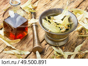 Bottle with tincture of linden flowers.Herbal medicine.Medicinal herbs and plants. Healing linden potion. Стоковое фото, агентство Ingram Publishing / Фотобанк Лори