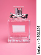  perfume bottle   around flowers on  pink   background. close up. Стоковое фото, агентство Ingram Publishing / Фотобанк Лори