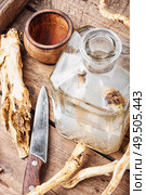 Preparation of alcohol tincture from fresh horseradish root. Alcoholic tincture on horseradish. Стоковое фото, агентство Ingram Publishing / Фотобанк Лори