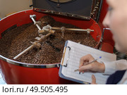 category manager inspecting the coffee. Стоковое фото, агентство Ingram Publishing / Фотобанк Лори