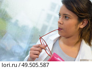 picture of young woman thinking deeply. Стоковое фото, агентство Ingram Publishing / Фотобанк Лори