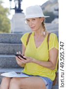 trendy attractive woman checking her phone. Стоковое фото, агентство Ingram Publishing / Фотобанк Лори
