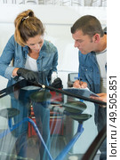 glazier fixing cracks of windshield. Стоковое фото, агентство Ingram Publishing / Фотобанк Лори
