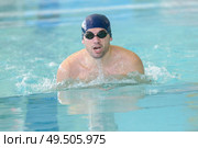 young healthy man with muscular body swims in swimming pool. Стоковое фото, агентство Ingram Publishing / Фотобанк Лори