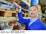 male worker is taking online order. Стоковое фото, агентство Ingram Publishing / Фотобанк Лори