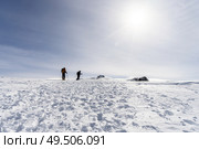 Spain, Andalusia, Granada. Ski resort of Sierra Nevada in winter, full of snow, with unrecognizable people doing cross-country skiing. Travel and sports concepts.. People doing cross-country skiing in Sierra Nevada. Стоковое фото, агентство Ingram Publishing / Фотобанк Лори