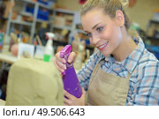 a beautiful woman is spraying. Стоковое фото, агентство Ingram Publishing / Фотобанк Лори