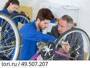 bike apprentice assembler. Стоковое фото, агентство Ingram Publishing / Фотобанк Лори