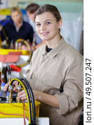 female apprentice working in electronic factory. Стоковое фото, агентство Ingram Publishing / Фотобанк Лори