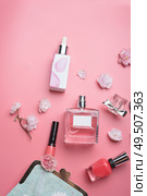 lady set with cosmetics and flowers around pink background. flat lay. Стоковое фото, агентство Ingram Publishing / Фотобанк Лори