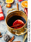Christmas mulled wine hot alcoholic drink.Mulled wine and decorations for the winter holidays.Christmas symbols. Mulled wine for Christmas. Стоковое фото, агентство Ingram Publishing / Фотобанк Лори
