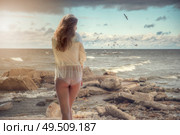 the girl is walking along the beach along the sea. Стоковое фото, агентство Ingram Publishing / Фотобанк Лори